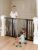 COMOMY 75-131cm Puerta para Perros, Extra Ancho Barrera Seguridad Niños Escaleras, Valla Seguridad Infantil con Señal Roja/Verde, sin Agujeros, Cierre Automático, (76cm H, Negro)